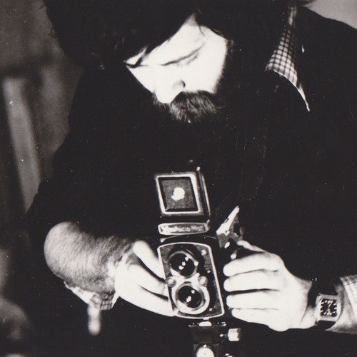 Fotografo barbuto funzionante